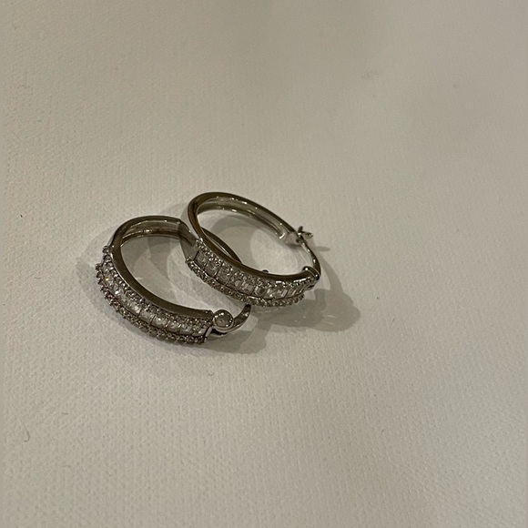 ELEGANT Emerald cut white sapphire Hoop Evening Earings - Picture 9 of 11